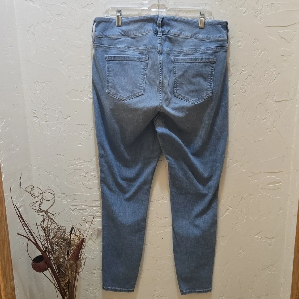 3/$10 Torrid Denim Blue Cropped Jeans